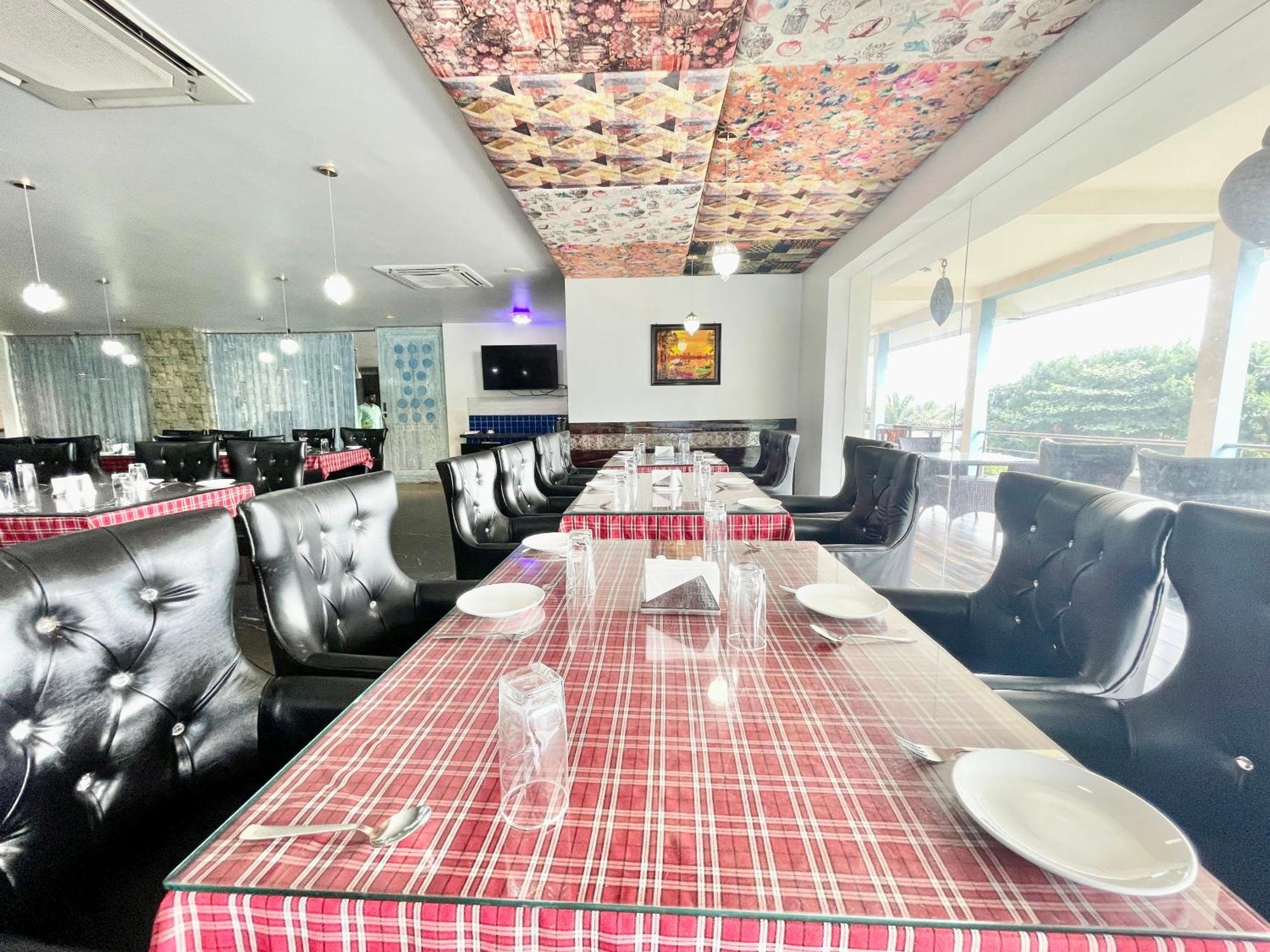 Hotel V-I Near Sea , Puri Private-Park -Gym-Spa Fully-Airconditioned-Hotel Lift-And-Parking-Facilities Breakfast-Included ภายนอก รูปภาพ