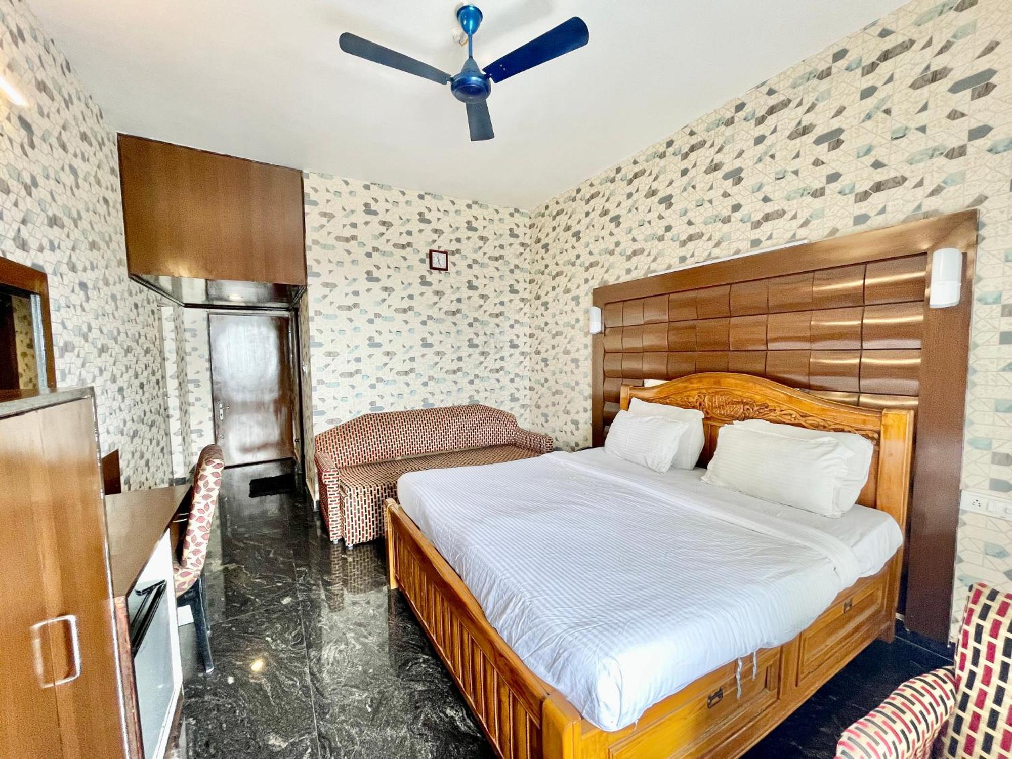 Hotel V-I Near Sea , Puri Private-Park -Gym-Spa Fully-Airconditioned-Hotel Lift-And-Parking-Facilities Breakfast-Included ภายนอก รูปภาพ