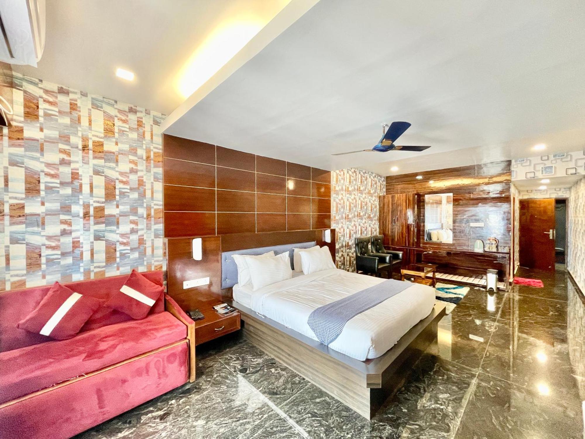 Hotel V-I Near Sea , Puri Private-Park -Gym-Spa Fully-Airconditioned-Hotel Lift-And-Parking-Facilities Breakfast-Included ภายนอก รูปภาพ