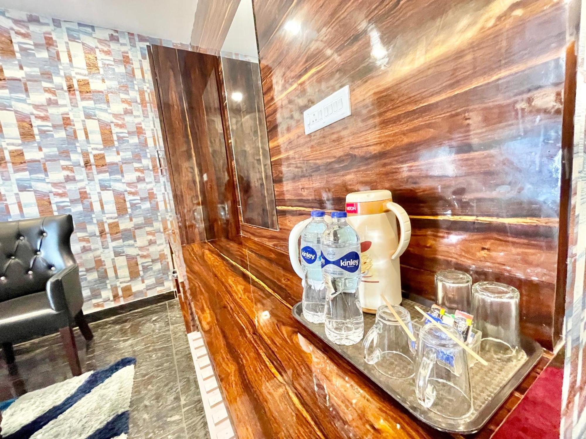 Hotel V-I Near Sea , Puri Private-Park -Gym-Spa Fully-Airconditioned-Hotel Lift-And-Parking-Facilities Breakfast-Included ภายนอก รูปภาพ