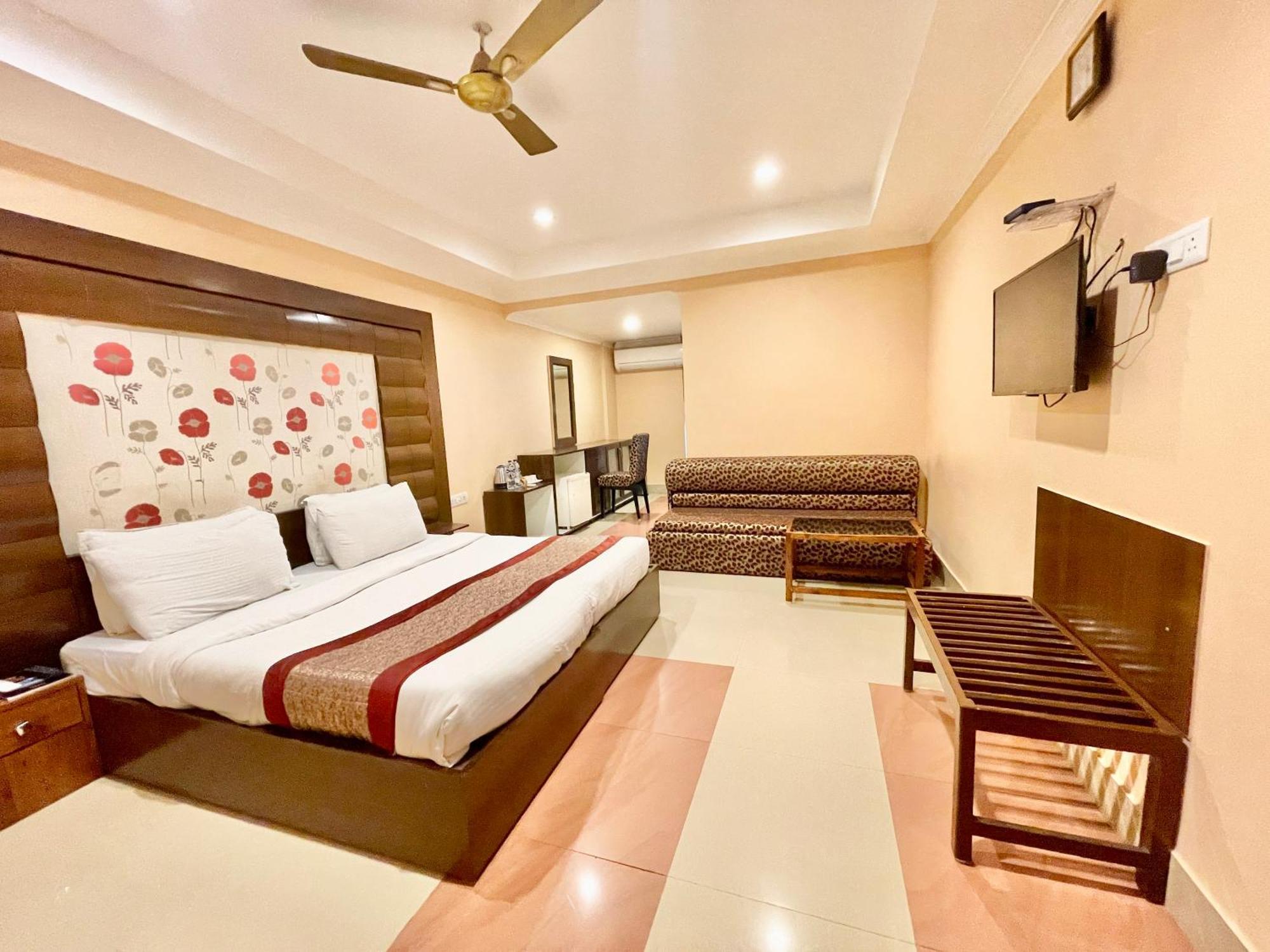 Hotel V-I Near Sea , Puri Private-Park -Gym-Spa Fully-Airconditioned-Hotel Lift-And-Parking-Facilities Breakfast-Included ภายนอก รูปภาพ
