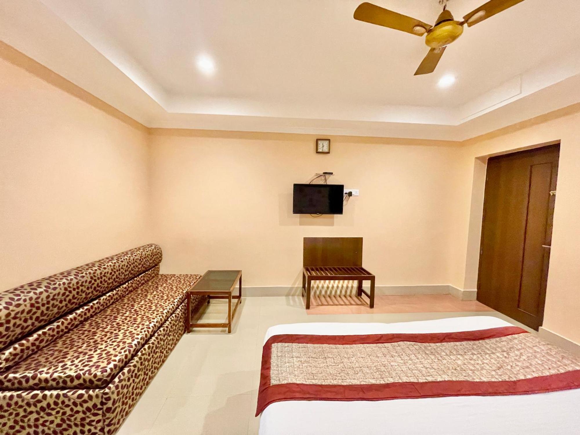 Hotel V-I Near Sea , Puri Private-Park -Gym-Spa Fully-Airconditioned-Hotel Lift-And-Parking-Facilities Breakfast-Included ภายนอก รูปภาพ