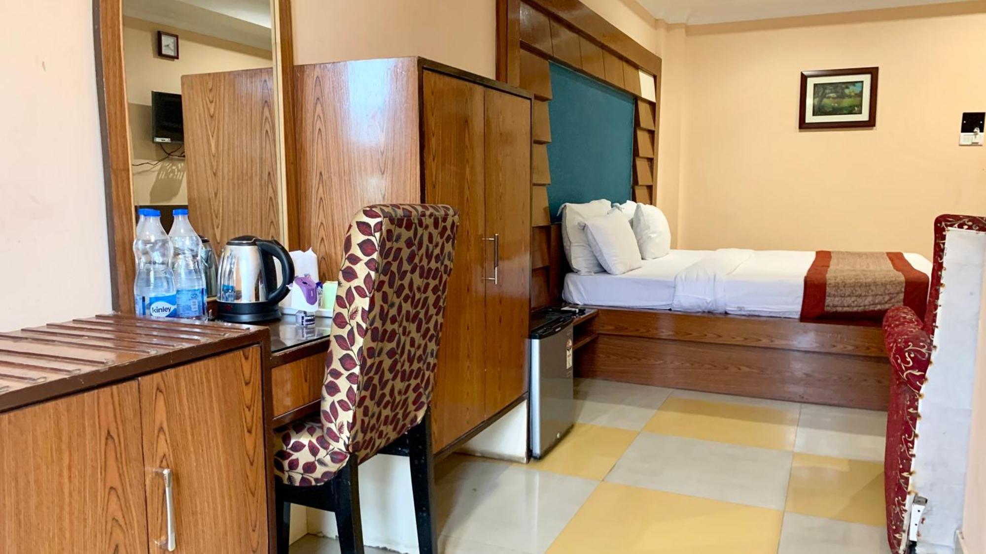 Hotel V-I Near Sea , Puri Private-Park -Gym-Spa Fully-Airconditioned-Hotel Lift-And-Parking-Facilities Breakfast-Included ภายนอก รูปภาพ