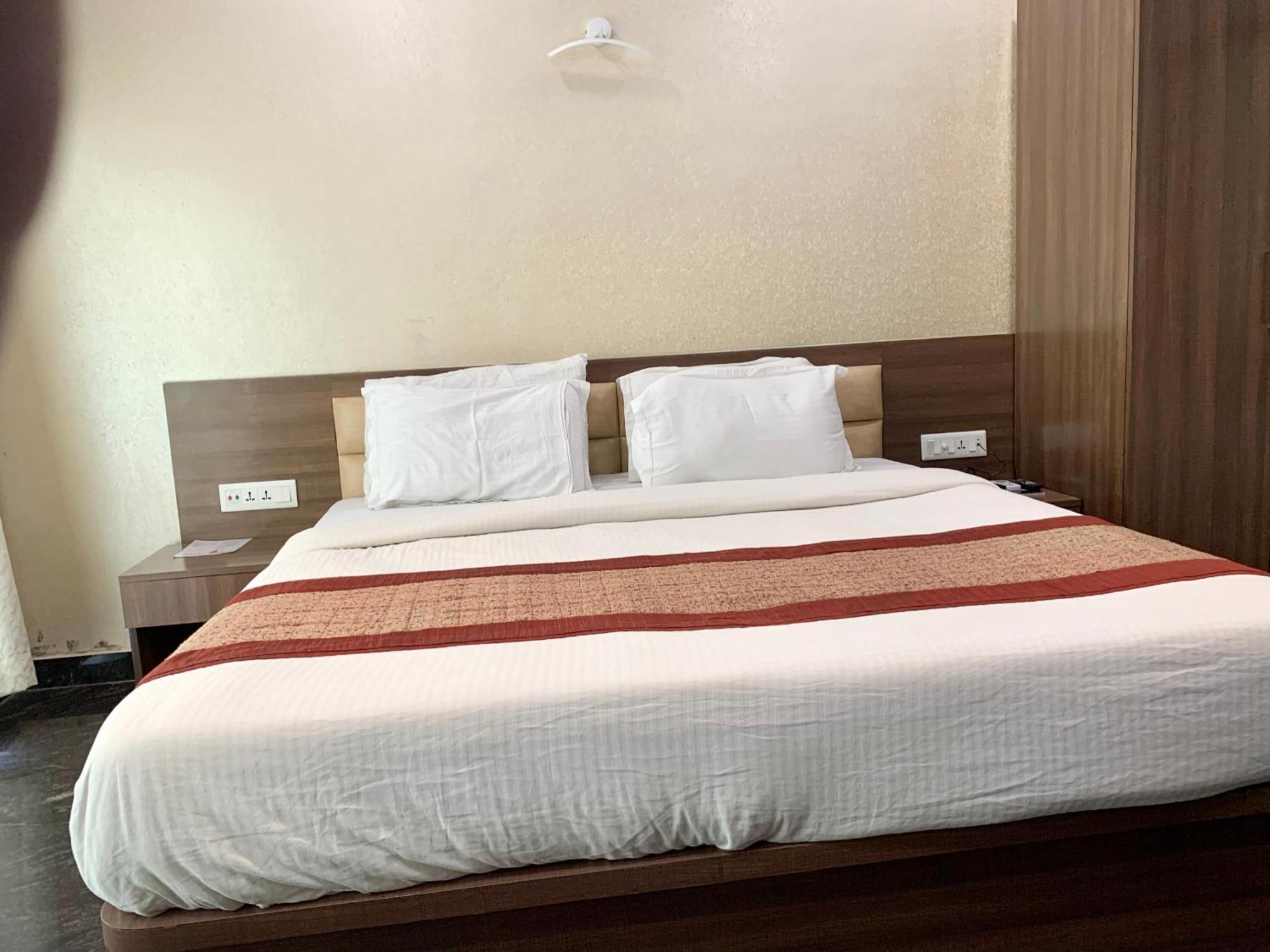 Hotel V-I Near Sea , Puri Private-Park -Gym-Spa Fully-Airconditioned-Hotel Lift-And-Parking-Facilities Breakfast-Included ภายนอก รูปภาพ
