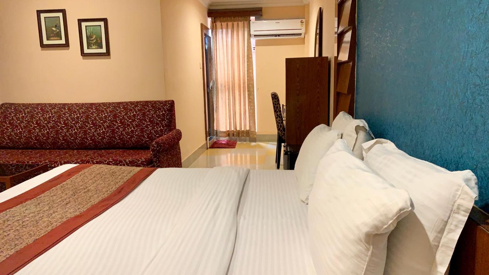 Hotel V-I Near Sea , Puri Private-Park -Gym-Spa Fully-Airconditioned-Hotel Lift-And-Parking-Facilities Breakfast-Included ภายนอก รูปภาพ